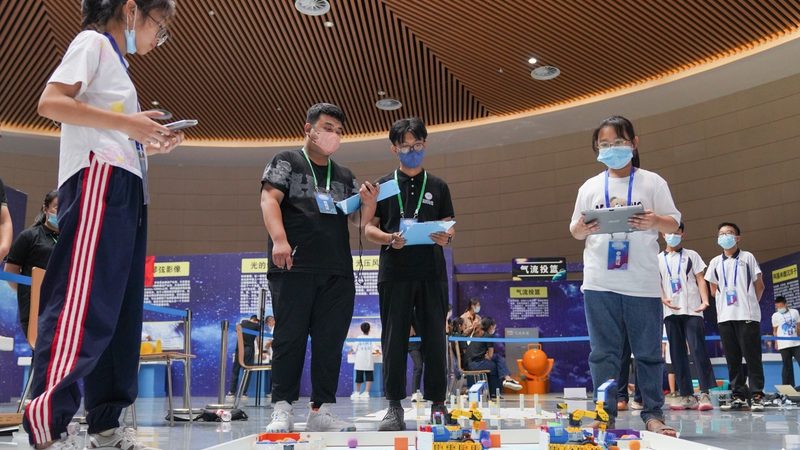 科技服务外包与内包：两种模式下的战略考量